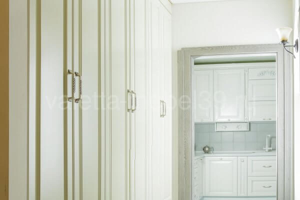 белый шкаф-купе из массива дерева от Валетта-мебель