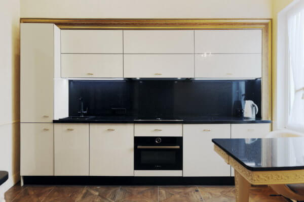Белая угловая кухня в классическом стиле на ул. Шахматная г. Калининграда