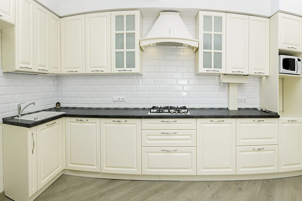Белая угловая кухня в классическом стиле на ул. Шахматная г. Калининграда