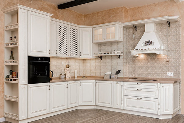 Белая угловая кухня в классическом стиле на ул. Ленина 15 г. Светлогорск