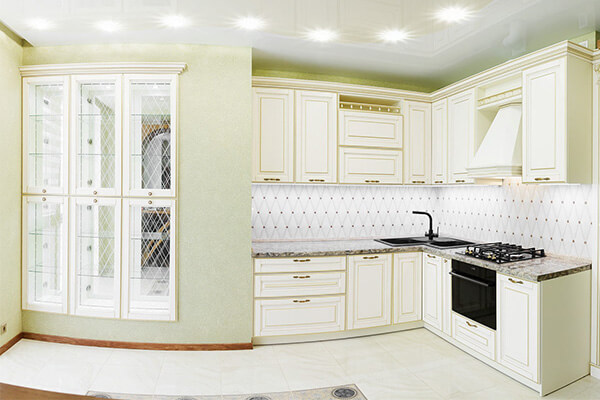 Белая классическая итальянская кухня со встроенным буфетом на заказ в Калининграде
